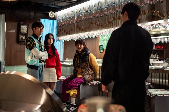 Di tengah kekacauan, Jisoo BLACKPINK dan Park Jung Min hanya bisa memikirkan satu sama lain. Apakah keduanya bisa bersatu kembali? Foto: dok. Coupang Play