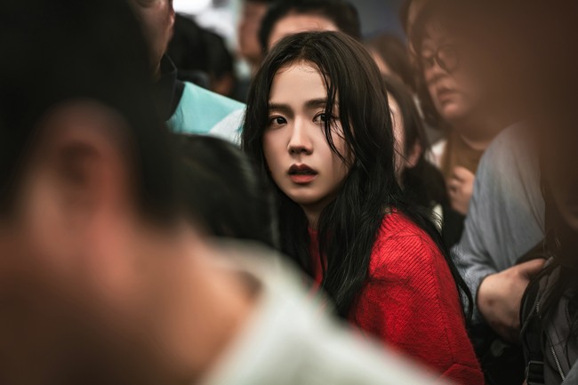 Jisoo BLACKPINK semakin mantap berakting. Personel grup KPop BLACKPINK itu menjadi pemain utama dalam drama Korea terbaru bertema zombie, Newtopia. Foto: dok. Coupang Play