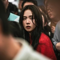 Jisoo BLACKPINK semakin mantap berakting. Personel grup KPop BLACKPINK itu menjadi pemain utama dalam drama Korea terbaru bertema zombie, Newtopia. Foto: dok. Coupang Play