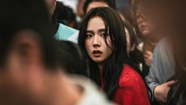 Foto: Jisoo BLACKPINK Dikejar Zombie di Drakor Newtopia, Tayang Februari 2025