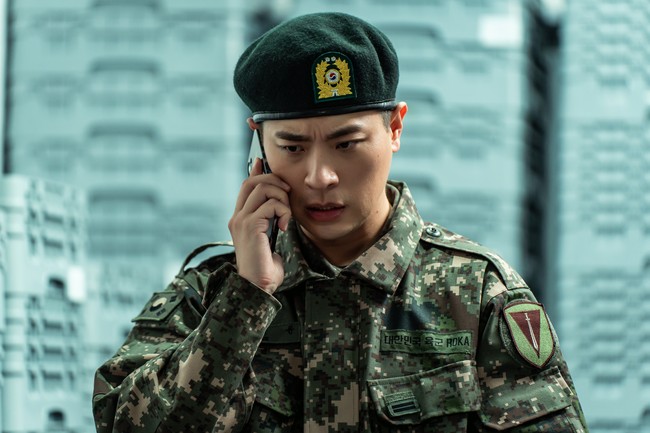 Young Joo (pemain Jisoo BLACKPINK) harus terpisah dari kekasihnya Jae Yoon (pemain Park Jung Min), yang baru memulai wajib militer. Foto: dok. Coupang Play