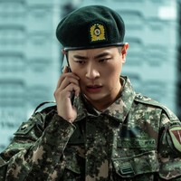 Young Joo (pemain Jisoo BLACKPINK) harus terpisah dari kekasihnya Jae Yoon (pemain Park Jung Min), yang baru memulai wajib militer. Foto: dok. Coupang Play