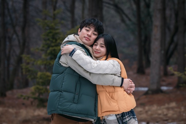Setelah dipasangkan dengan Jung Hae In dalam drama Korea Snowdrop, kini Jisoo BLACKPINK menunjukkan chemistry-nya bersama Park Jung Min sebagai sepasang kekasih. Foto: dok. Coupang Play