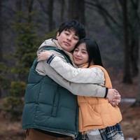 Setelah dipasangkan dengan Jung Hae In dalam drama Korea Snowdrop, kini Jisoo BLACKPINK menunjukkan chemistry-nya bersama Park Jung Min sebagai sepasang kekasih. Foto: dok. Coupang Play