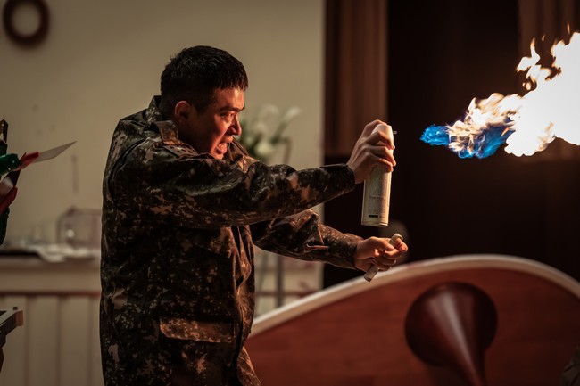 Serangan zombie datang secara tiba-tiba saat karakter Jisoo BLACKPINK jalan-jalan di Gangnam. Dia mencoba menyelamatkan diri. Sementara kekasihnya harus bertugas sebagai tentara militer. Foto: dok. Coupang Play