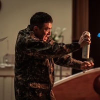 Serangan zombie datang secara tiba-tiba saat karakter Jisoo BLACKPINK jalan-jalan di Gangnam. Dia mencoba menyelamatkan diri. Sementara kekasihnya harus bertugas sebagai tentara militer. Foto: dok. Coupang Play