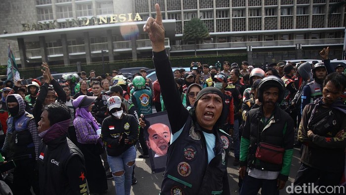 Sejumlah pengendara ojek online (ojol) yang tergabung dalam Koalisi Ojol Nasional berunjuk rasa di depan Kementerian Energi dan Sumber Daya Mineral (ESDM),  Jl MH Thamrin, Jakarta, Rabu (11/12/2024).