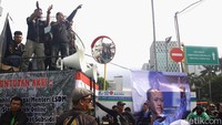 Secara bergantian, orator berorasi di depan massa ojek online.