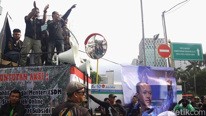 Driver Ojek Online Geruduk Kantor Menteri Bahlil Sejumlah pengendara ojek online (ojol) yang tergabung dalam Koalisi Ojol Nasional berunjuk rasa di depan Kementerian Energi dan Sumber Daya Mineral (ESDM), Jl MH Thamrin, Jakarta, Rabu (11/12/2024).
