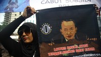 Driver wanita juga ikut berpastisipasi dalam aksi di depan kantor Menteri Bahlil Lahadalia.