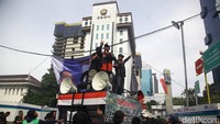 Beberapa peserta aksi berorasi dari atas mobil komando yang diparkir di depan Kementerian ESDM, Jakarta, Rabu (11/12/2024).
