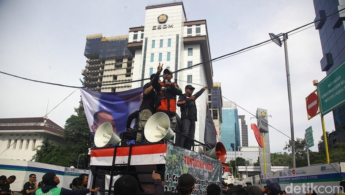 Driver Ojek Online Geruduk Kantor Menteri Bahlil Sejumlah pengendara ojek online (ojol) yang tergabung dalam Koalisi Ojol Nasional berunjuk rasa di depan Kementerian Energi dan Sumber Daya Mineral (ESDM), Jl MH Thamrin, Jakarta, Rabu (11/12/2024).
