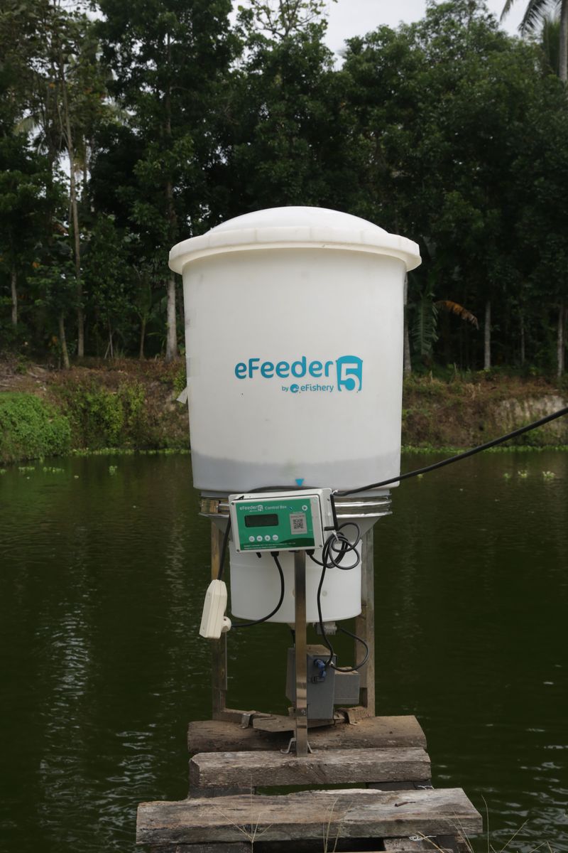 Smart autofeeder pemberian BAKTI Komdigi. Perangkat IoT ini buatan eFishery, perusahaan anak bangsa.