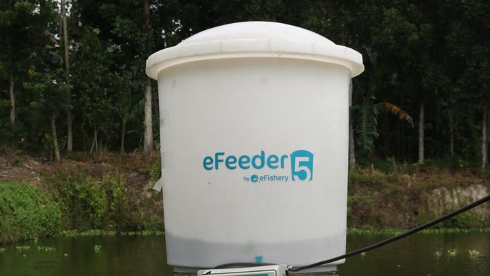 Smart autofeeder pemberian BAKTI Komdigi. Perangkat IoT ini buatan eFishery, perusahaan anak bangsa.