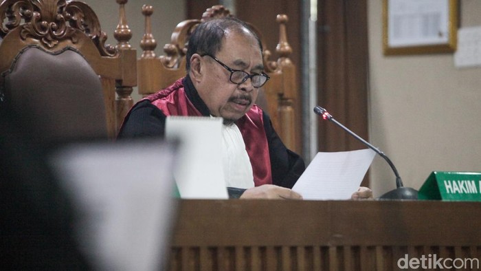 Ekspresi Eks Kadis ESDM Bangka Belitung Divonis Kasus Korupsi Timah Kasus dugaan korupsi pengelolaan timah dengan terdakwa tiga eks Kadis ESDM Provinsi Bangka Belitung memasuki babak akhir. Mereka divonis 2 hingga 4 tahun penjara.