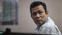 Amir Syahbana divonis 4 tahun penjara, denda Rp 100 juta subsider 3 bulan kurungan dan membayar uang pengganti Rp 325 juta subsider 1 tahun kurungan. 