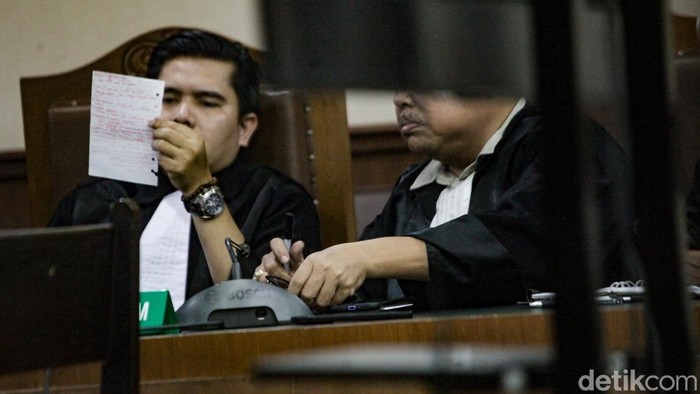 Ekspresi Eks Kadis ESDM Bangka Belitung Divonis Kasus Korupsi Timah Kasus dugaan korupsi pengelolaan timah dengan terdakwa tiga eks Kadis ESDM Provinsi Bangka Belitung memasuki babak akhir. Mereka divonis 2 hingga 4 tahun penjara.