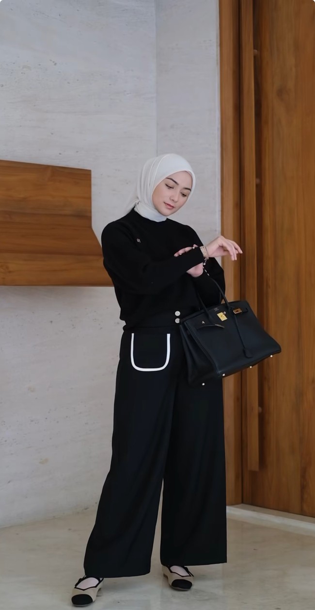 Pemain Film Air Mata di Ujung Sajadah ini mengunggah gaya OOTD serba monokrom dan hijab pashmina instan putih. Ia melengkapi penampilannya dengan tas Hermes hitam. Foto: Dok. Instagram @citraciki.