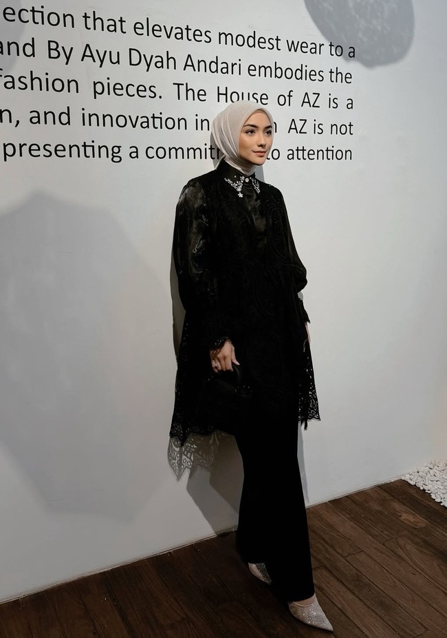 Penampilan ibu anak satu ini terlihat elegan serba monokrom saat menghadiri suatu acara. Ia memilih hijab segi empat dengan gaya clean look yang menambah kesan feminin. Foto: Dok. Instagram @citraciki.