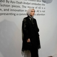 Penampilan ibu anak satu ini terlihat elegan serba monokrom saat menghadiri suatu acara. Ia memilih hijab segi empat dengan gaya clean look yang menambah kesan feminin. Foto: Dok. Instagram @citraciki.