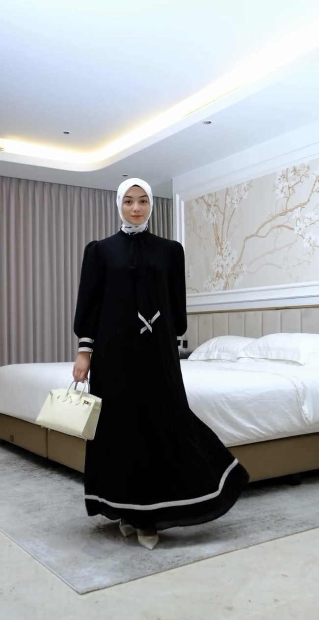 Serba monokrom, istri Rezky Aditya ini tampil feminin dengan dress hitam potongan A-Line dipadu dengan hijab motif warna putih. Foto: Dok. Instagram @citraciki.