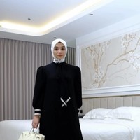 Serba monokrom, istri Rezky Aditya ini tampil feminin dengan dress hitam potongan A-Line dipadu dengan hijab motif warna putih. Foto: Dok. Instagram @citraciki.