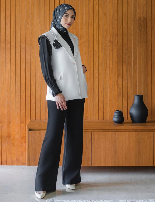 Vest putih juga bisa jadi pilihan kamu agar menghasilkan look yang formal dan elegan. Seperti gaya Citra Kirana yang memadukan kemeja hitam dengan vest putih dan hijab motif warna hitam Foto: Dok. Instagram @citraciki.