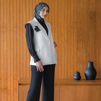Vest putih juga bisa jadi pilihan kamu agar menghasilkan look yang formal dan elegan. Seperti gaya Citra Kirana yang memadukan kemeja hitam dengan vest putih dan hijab motif warna hitam Foto: Dok. Instagram @citraciki.