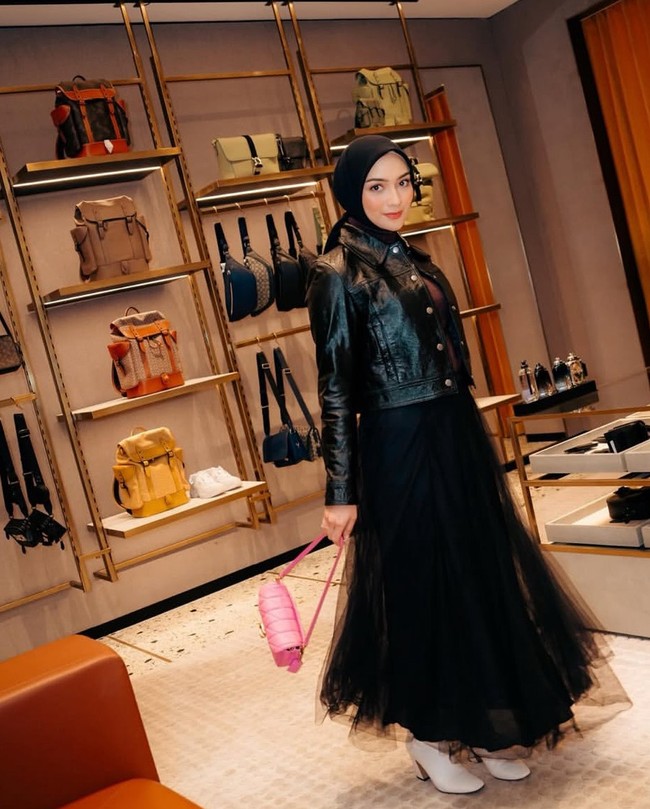 Citra Kirana kerap mengunggah OOTD di akun Instagramnya @citraciki. Gaya hijab dan busananya identik dengan nuansa pastel yang feminin. Namun gayanya saat mengenakan busana monokrom tak kalah memesona. Seperti dalam foto ini, ia memadukan rok tutu dengan leather jacket dan hijab segi empat serba hitam. Foto: Dok. Instagram @citraciki.