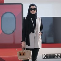 Vest kembali menjadi andalan wanita kelahiran 23 April 1994 ini. Ia melengkapi penampilan kasual ya dengan hijab pashmina dan celana hitam. Kacamata hitam untuk melindungi dari sinar matahari. Foto: Dok. Instagram @citraciki.