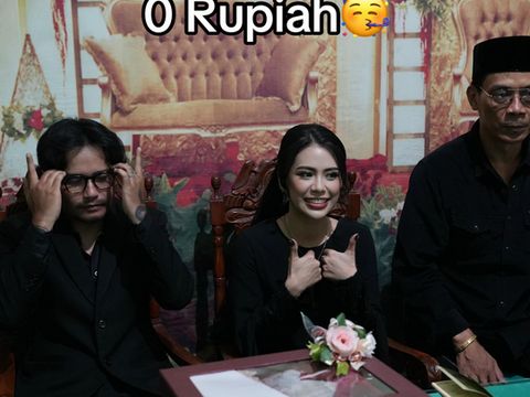 Foto pasangan yang menikah di KUA, viral di media sosial.