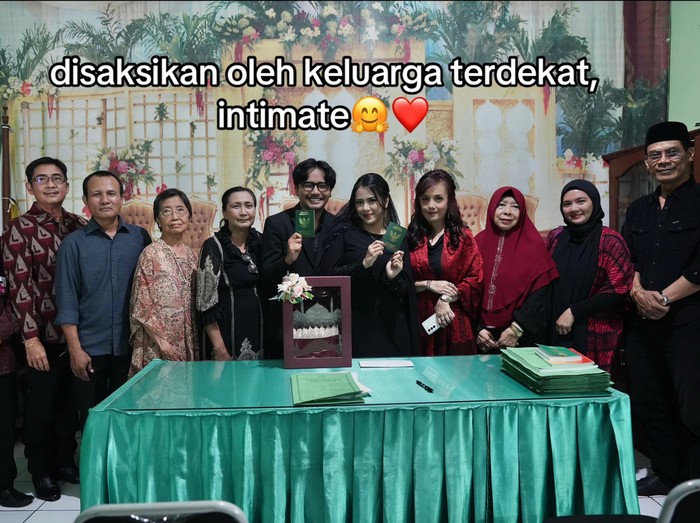 Foto pasangan yang menikah di KUA, viral di media sosial.