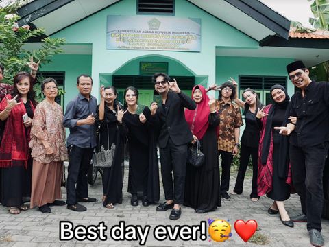 Foto pasangan yang menikah di KUA, viral di media sosial.