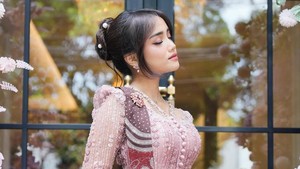 Fuji tampak cantik dengan kebaya berwarna pink. Foto: Instagram Fuji
