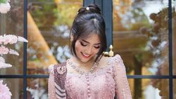 Potret Fuji Berkebaya, Ayu Banget!