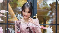 Potret Fuji Berkebaya, Ayu Banget!