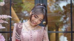 Potret Fuji Berkebaya, Ayu Banget!