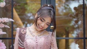 Tatanan rambut Fuji juga terbilang sederhana. Tapi justru itu yang membuat kecantikan wajahnya semakin terlihat. Foto: Instagram Fuji
