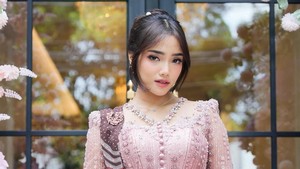 Fuji tampil dengan riasan sederhana, blush on dan lipstik dengan warna soft. Foto: Instagram Fuji