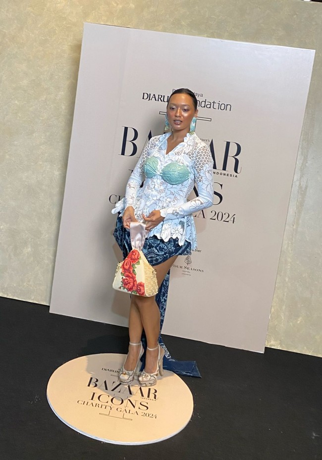 Aktris Asmara Abigail menebar pesonanya dalam balutan kebaya putih lace yang dipadu dengan bra berbahan keramik dari koleksi Puing rancangan Toton Januar. “Toton mendekonstruksi beberapa detail kebaya seperti kutang keramik yang saya pakai ini, ungkap bintang film Pengabdi Setan itu kepada Wolipop di karpet merah. (Foto: Daniel Ngantung/detikcom)