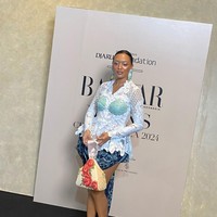 Aktris Asmara Abigail menebar pesonanya dalam balutan kebaya putih lace yang dipadu dengan bra berbahan keramik dari koleksi Puing rancangan Toton Januar. “Toton mendekonstruksi beberapa detail kebaya seperti kutang keramik yang saya pakai ini, ungkap bintang film Pengabdi Setan itu kepada Wolipop di karpet merah. (Foto: Daniel Ngantung/detikcom)