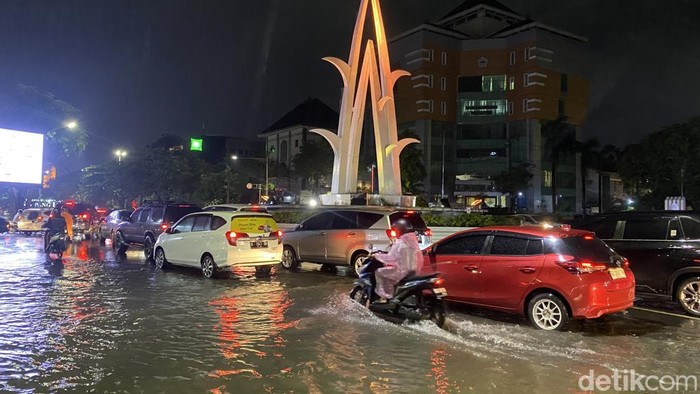 Genangan air di Jalan Pahlawan, Kelurahan Mugassari, Kecamatan Semarang Selatan, Rabu (11/12/2024).