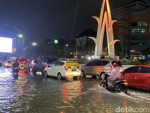 Diguyur Hujan Lebat, Sejumlah Ruas Jalan Kota Semarang Tergenang
