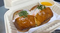 Menu P. Roll (Rp 68.000) berupa sandwich isi udang yang populer di Australia. Prawn roll  disajikan  berukuran cukup besar dengan isian udang cocktail dengan racikan saus mayones dan lemon. Foto: detikFood/Yenny Mustika Sari
