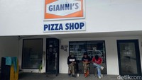 Giannis Pizza, kafe baru di Kemang, Jakarta Selatan yang bisa jadi tempat nongkrong seru. Kafe ini berkonsep ala pizzeria Amerika yang bergaya modern. Foto: detikFood/Yenny Mustika Sari