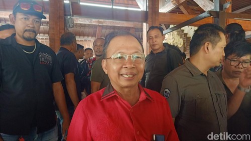 Gubernur Bali terpilih I Wayan Koster saat menghadiri acara ramah tamah dengan relawan dan warga di Pendopo Kesari Kabupaten Jembrana, Rabu (11/12/2024). (Foto: I Putu Adi Budiastrawan/detikBali)