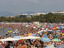 Gila! Panjangnya Cuma 500 Meter, tapi Pantai di China Dipadati 30.000 Turis
