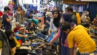 Pada November 2024 rata-rata proporsi pendapatan konsumen untuk konsumsi (average propensity to consume ratio), proporsi pembayaran cicilan/utang (debt to income ratio), dan proporsi pendapatan konsumen yang disimpan (saving to income ratio) tercatat relatif stabil dibandingkan dengan proporsi pada bulan sebelumnya, yaitu sebesar 74,4 persen, 10,5 persen, dan 15,1 persen. 