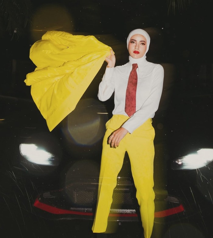 Inspirasi gaya hijab dan setelan blazer ala Olla Ramlan.