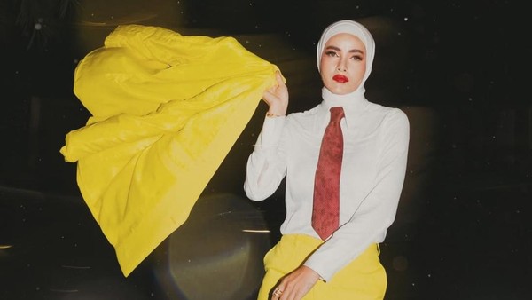 6 Foto Inspirasi Gaya Olla Ramlam Padukan Hijab Putih dan Outfit Kuning